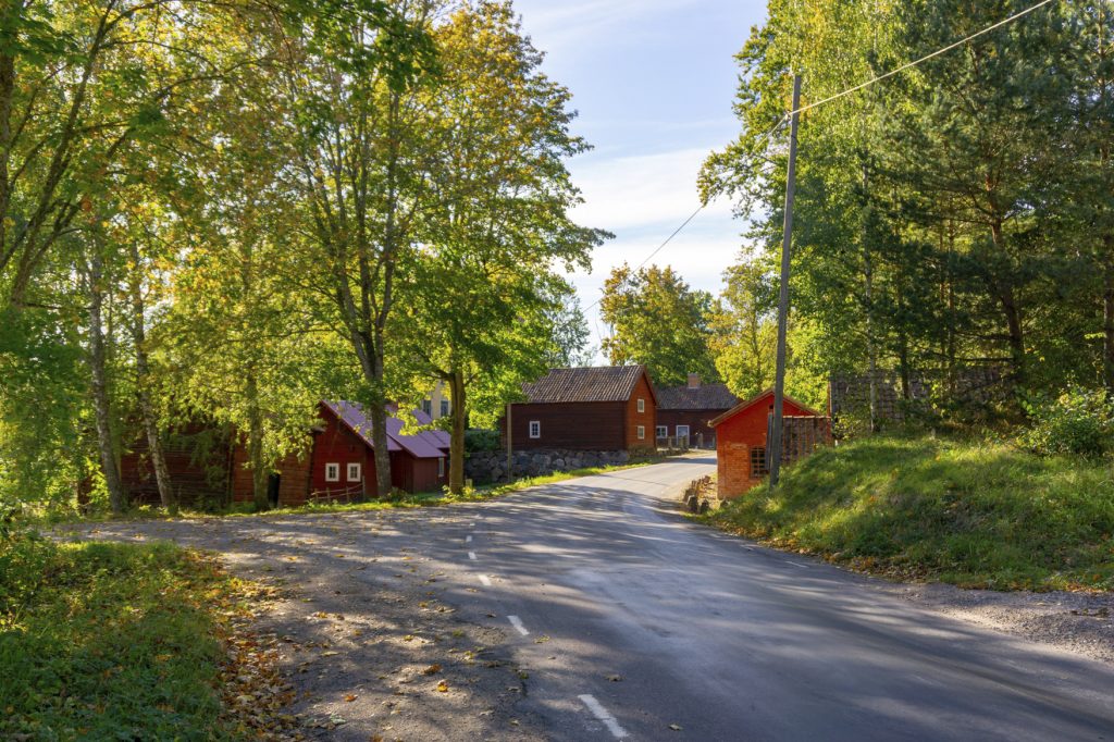 Finspång Sonstorp - red buildings among trees