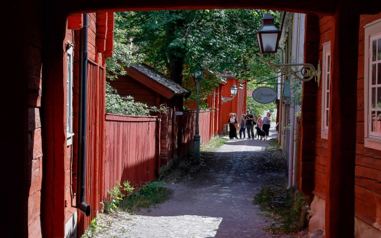 Red fences in Gamla Linköping