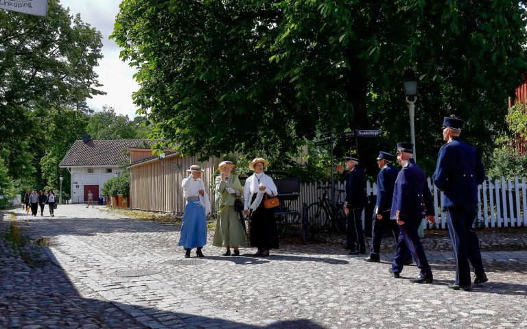 People in costumes in Gamla Linköping