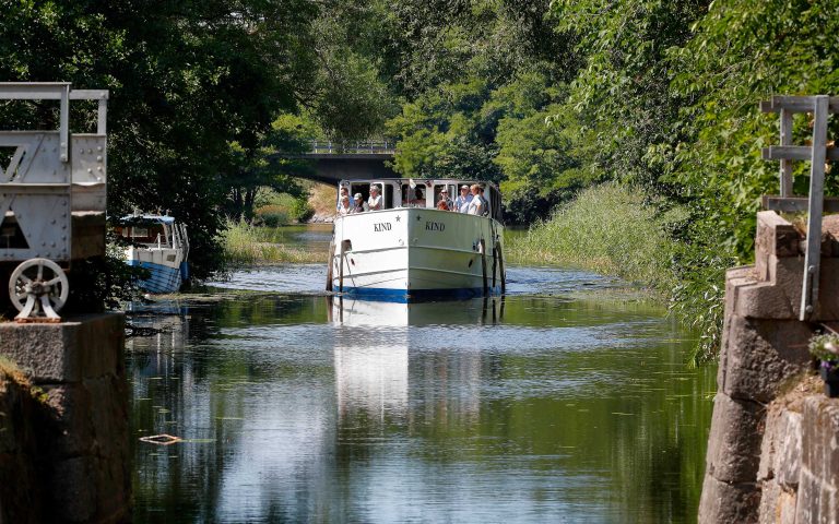 Motorboat on Kinda kanal